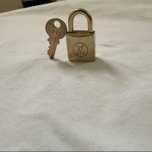 Louis Vuitton Bundle- Luggage Tag & Poignet Set, LV Keepall Strap, LV Box - Picture 4 of 9